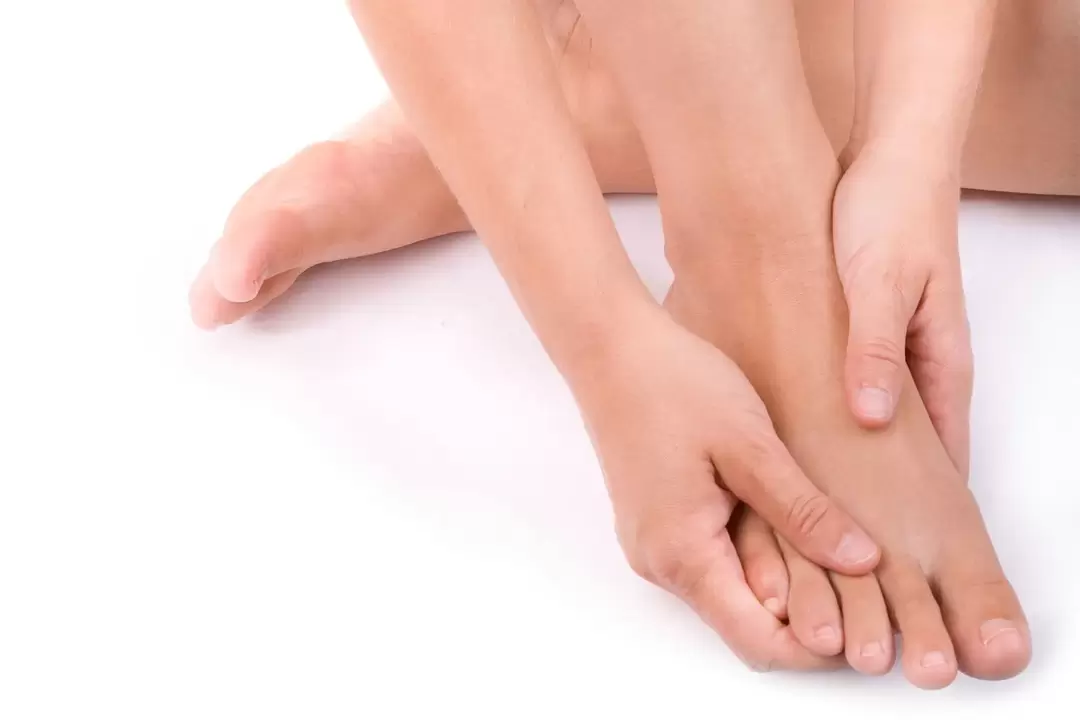 Rubbing in the Hondro Sol Valgus spray against hallux valgus